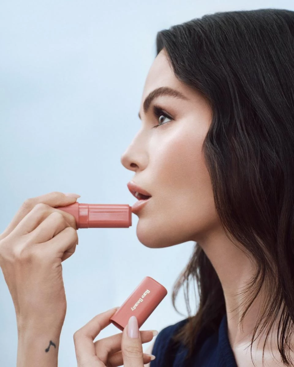 Sephora 一直是 LVMH 集團旗下的營收黑馬。儘管沒有奢侈定位,但透過整合知名品牌,如蕾哈娜(Rihanna)創立的美妝品牌 Fenty Beauty、席琳娜·戈梅茲(Selena Gomez)創立的美妝品牌 Rare Beauty,以及海莉·比伯創立的 Rhode 的連續成功,再次印證 Sephora 作為全球頭號高端美妝零售平台,在與高端、小眾、新銳品牌的獨家合作中,取得卓越的品牌組合優勢,填補市場空缺,並創造極高收益。