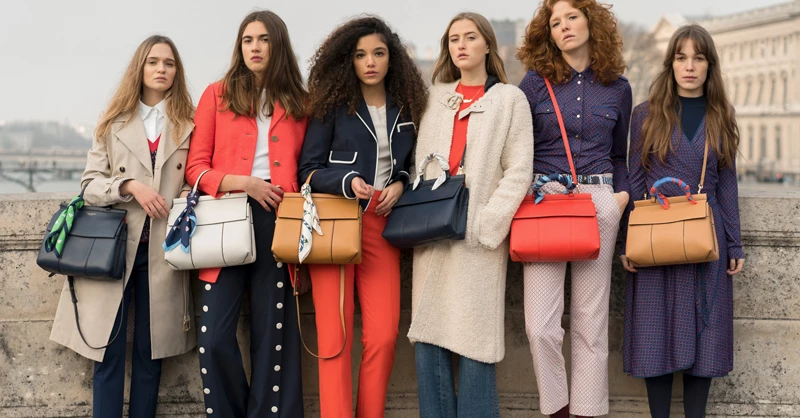 Tory Burch T Satchel 黑色手提肩背兩用包,24,900元。
亦可將絲巾纏繞在繫在手提把上,更增高貴優雅氣息。(絲巾另外加購)