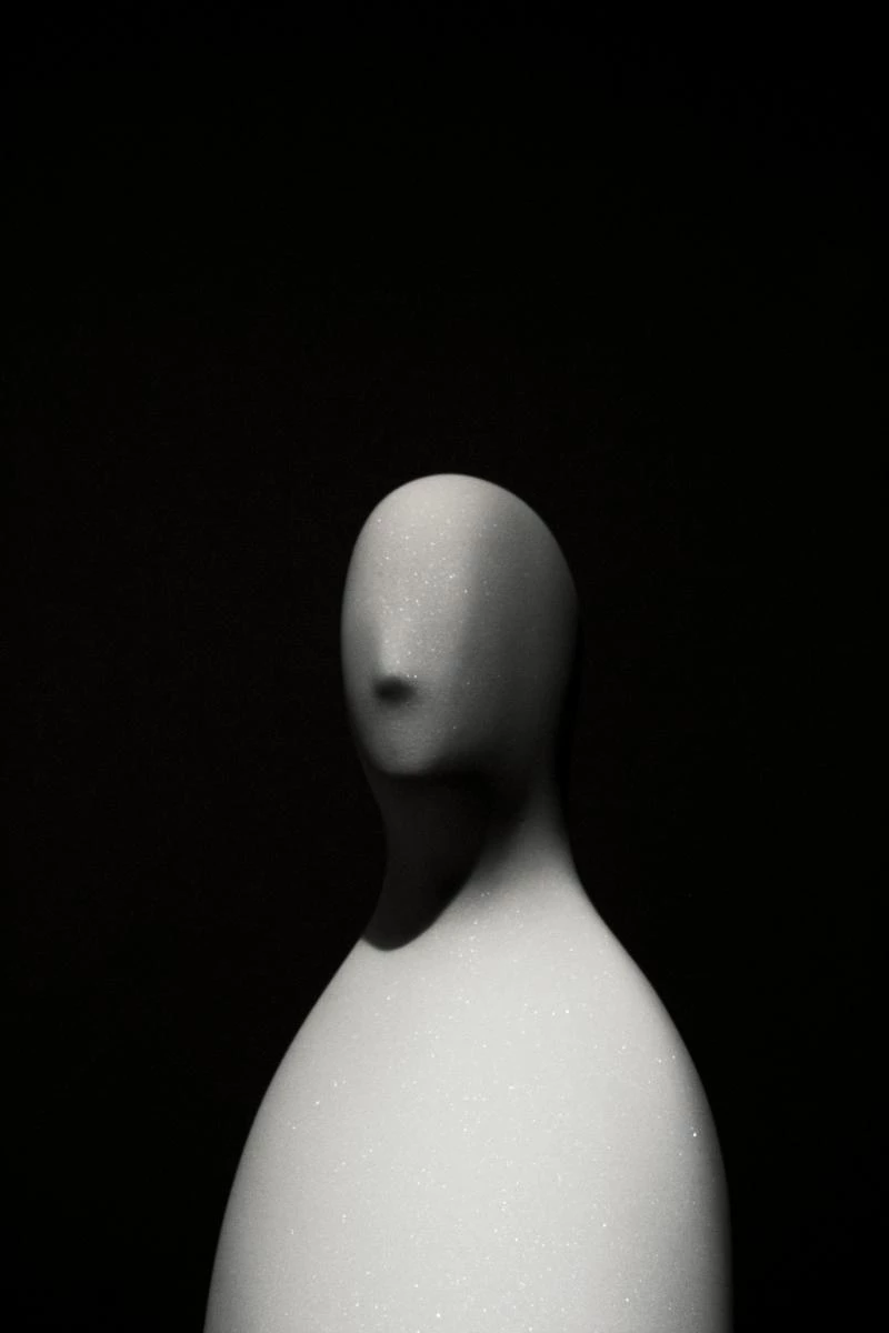 「冒牌者症候群」又稱「冒名頂替症候群」(Impostor Syndrome)、冒名頂替現象(Impostor Phenomenon)或「騙子症候群」(Fraud Syndrome),最早是由臨床心理學家克蘭斯(Pauline R. Clance)與因墨斯(Suzanne A. Imes)於1978年提出。這是一種「成功恐懼症」,即便擁有明確成就,當事人仍覺得那不是自己的功勞,而是運氣、時機或別人看走眼。他們深怕有一天「真相被揭露」,於是陷入焦慮、過度努力與自我否定的循環。心理學家指出,這並非虛榮或謙虛,而是一種源自「自我價值錯位」的心理現象:人們無法將「外界的成就」與「內心的自我形象」對齊。