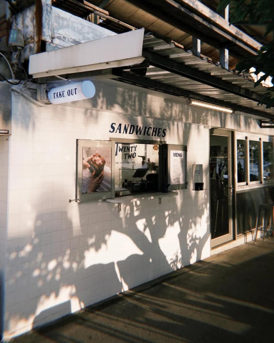 Twentytwo Sandwiches是一家以外帶為主的小店,門面極簡俐落,將視覺重點留給玻璃櫥窗裡的麵包與備料。