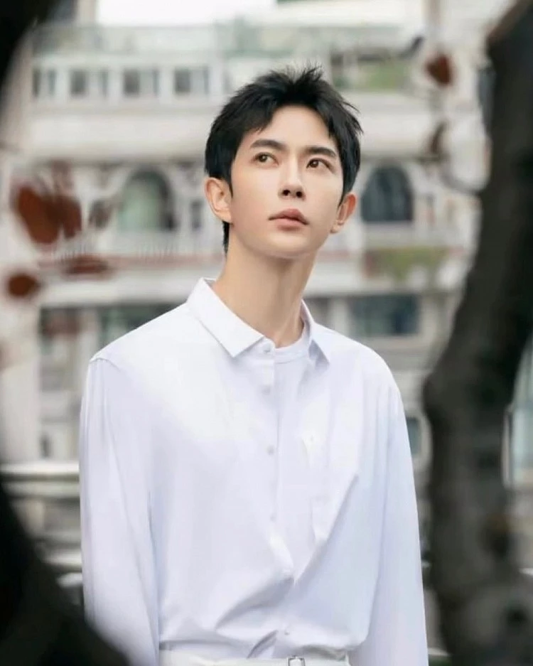 接著 2025 全球百大帥哥第三名到第十名，依序為新加坡演員孫政、以《超人》系列電影走紅全球的英國演員 Henry Cavill（亨利·卡維爾）、中國演員于朦朧、土耳其演員 Halil İbrahim Ceyhan（哈利勒·易卜拉欣·賽揚）、宇宙男團 BTS 成員金泰亨、去年拿下冠軍的《雷神索爾》 Chris Hemsworth（克里斯·漢斯沃）、以《艾蜜莉在巴黎》系列影集中 Alfie 一角受到矚目的英國演員 Lucien Laviscount（盧西安·拉維斯考特），以及大勢男團 ENHYPEN 中的日籍成員西村力（Ni-Ki）。