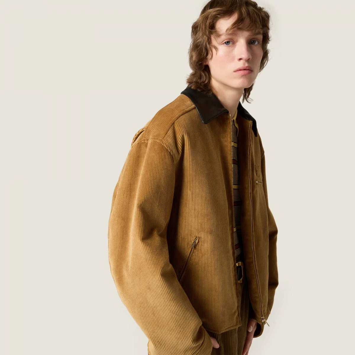 兼具實用性與時尚感的 Barn Jacket,在近年再度掀起熱潮。從英倫鄉村到城市街頭,它早已不只是防風雨的工作外套,而是象徵自由與風格的語言。無論你偏好貴族式優雅或復古率性,今年秋冬,你都值得擁有一件工裝設計的外套,為整個季節增添一份溫度與品味。