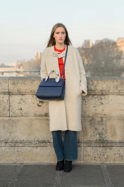 Tory Burch T Satchel 黑色手提肩背兩用包,24,900元。
亦可將絲巾纏繞在繫在手提把上,更增高貴優雅氣息。(絲巾另外加購)