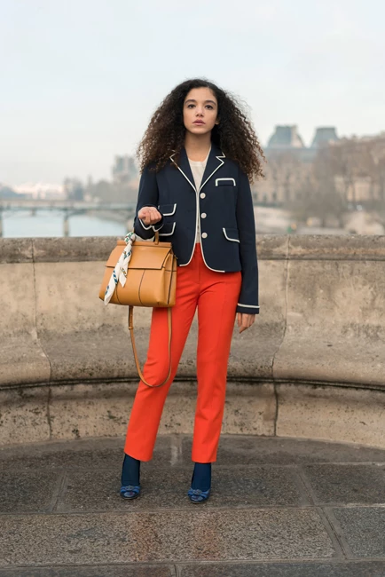 Tory Burch T Satchel 黑色手提肩背兩用包,24,900元。
亦可將絲巾纏繞在繫在手提把上,更增高貴優雅氣息。(絲巾另外加購)