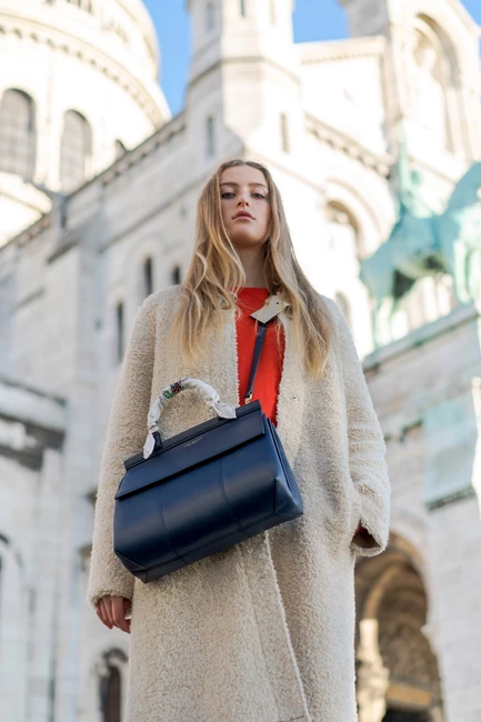 Tory Burch T Satchel 黑色手提肩背兩用包,24,900元。
亦可將絲巾纏繞在繫在手提把上,更增高貴優雅氣息。(絲巾另外加購)