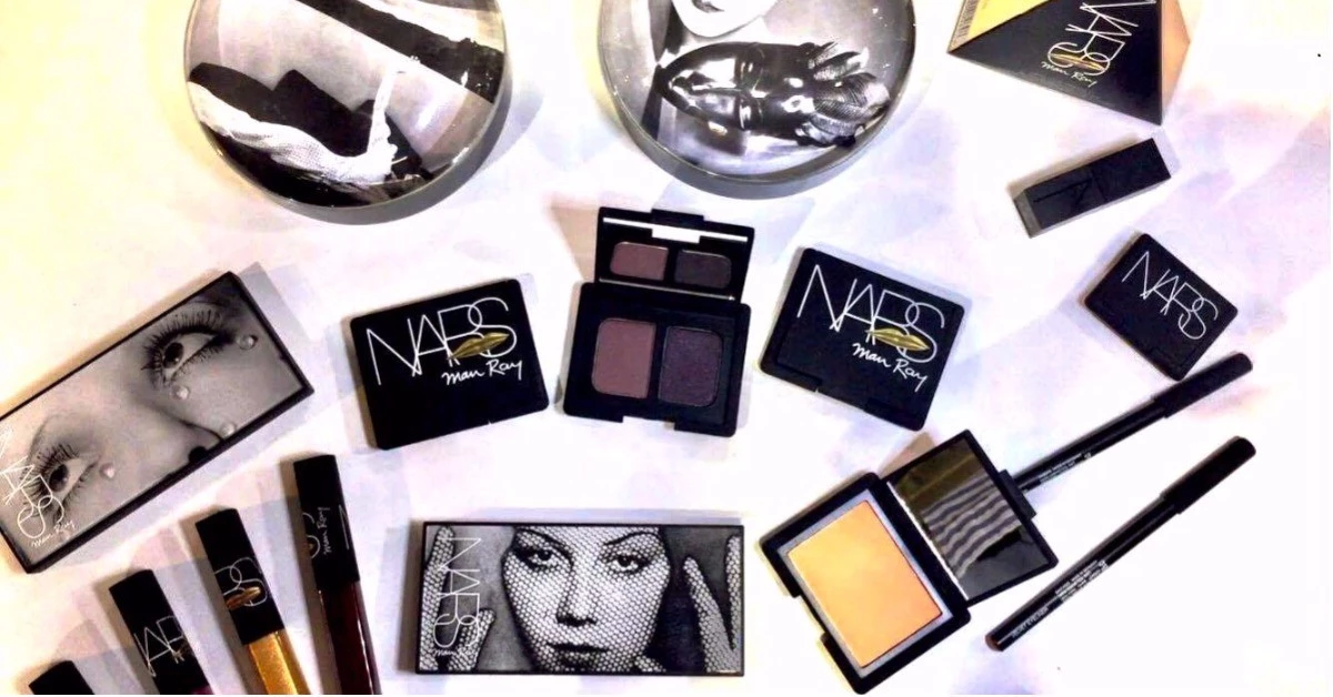 NARS X Man Ray聯名聖誕彩妝結合超現實藝術,水晶球裡竟然藏著四支惹火唇膏!