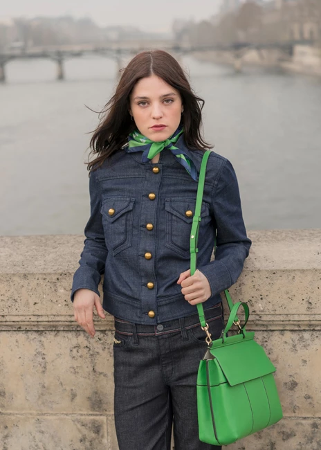 Tory Burch T Satchel 黑色手提肩背兩用包,24,900元。
亦可將絲巾纏繞在繫在手提把上,更增高貴優雅氣息。(絲巾另外加購)