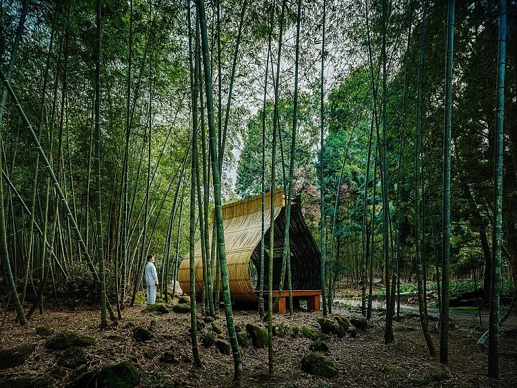 製作上，范承宗將許多竹片整齊排列，並彎曲形成包圍的空間，在中央局部掀開翹起的一小片，成為小小的窗戶。架高的木地板產生與地面的間隙與陰影，使整座小屋看起來更加輕巧可愛。