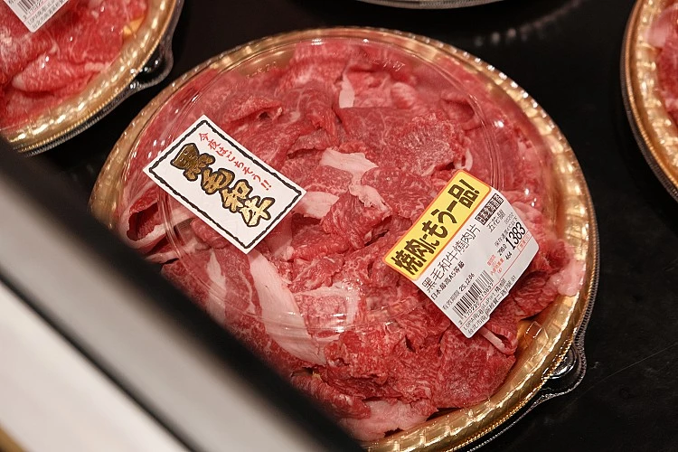 品牌以精準分切技術、量大採購與自建食品工廠起家,並陸續併購中上游供應商,使其擁有自製商品的能力,降低成本並創造產品差異化。