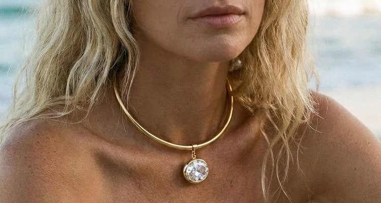 「頸鍊」的英文為「Choker」,常與「鎖骨鍊(Collarbone Necklace)」一同被歸類為短鍊項鍊。其最大特徵,在於鍊長恰到好處地落在鎖骨附近,貼合頸部線條,宛如為頸項量身訂製。