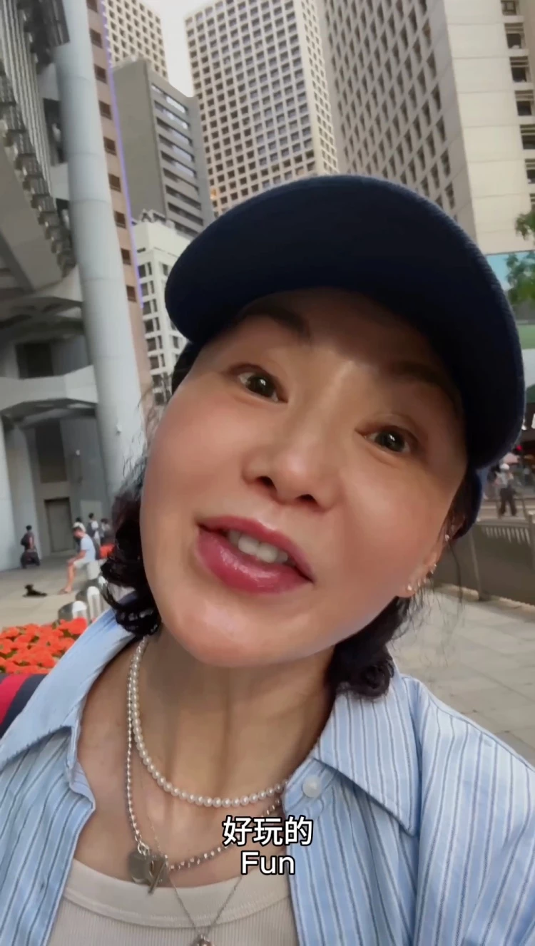 張曼玉最近的街頭自拍很輕鬆卻時髦！選擇一件條紋襯衫疊穿米色背心，呈現出帶點法式休閒氛圍，襯衫是來自Uniqlo聯名Dior新任設計師Jonathan Anderson的設計，這件襯衫只要 790，親民價格卻能穿出精緻感，加上頸間的珍珠項鍊與細鍊點綴其中，細節滿分卻不張揚！