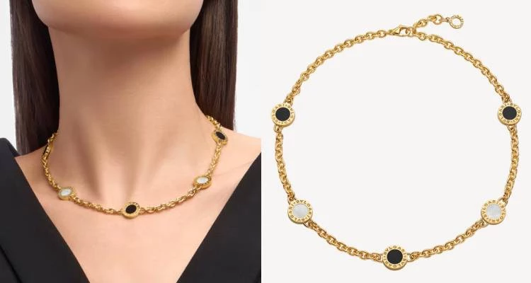 「Bvlgari · Bvlgari」鎖骨短鍊,汲取品牌深厚的羅馬根源,巧妙融合悠久文化遺產與現代設計語彙,展現系列鮮明而大膽的精神。標誌性的圓形元素靈感源自古羅馬錢幣上的環形銘文,象徵時間與歷史的延續;鑲嵌的珍珠母貝與縞瑪瑙可自由隨意翻轉,為造型增添靈活而富變化的層次感。厚實鍊帶不僅強化整體份量感,也讓項鍊在鎖骨間自然服貼,散發自信與氣場,輕鬆為日常造型注入摩登且洗鍊的義式風格。