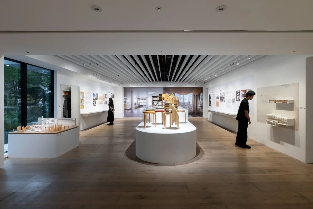 作為芬蘭國寶級建築師，阿爾瓦‧阿爾托（Alvar Aalto）大型回顧展《創造即生活──愛諾、艾莉莎與阿爾瓦．阿爾托》，於忠泰美術館登場。聚焦於阿爾瓦‧阿爾托與前後兩任建築師妻子：愛諾（Aino）、艾莉莎（Elissa），如何共同形塑建築與設計理念，展現北歐文化對自然、光線與生活空間的深刻關注，展出逾 160 件手稿原件、模型以及設計作品等。