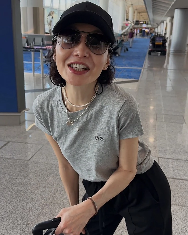 在機場街拍中,張曼玉以一身輕便造型示人:黑色棒球帽、墨鏡、黑色棉褲,搭配一件NTD490有找的Uniqlo灰色短袖T恤,親民又實穿。