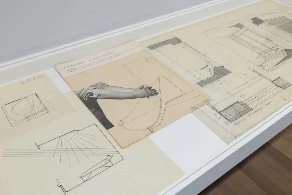 作為芬蘭國寶級建築師，阿爾瓦‧阿爾托（Alvar Aalto）大型回顧展《創造即生活──愛諾、艾莉莎與阿爾瓦．阿爾托》，於忠泰美術館登場。聚焦於阿爾瓦‧阿爾托與前後兩任建築師妻子：愛諾（Aino）、艾莉莎（Elissa），如何共同形塑建築與設計理念，展現北歐文化對自然、光線與生活空間的深刻關注，展出逾 160 件手稿原件、模型以及設計作品等。