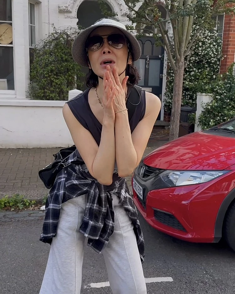 深灰色背心與淺灰棉褲為基礎,再用腰間隨性綁上的黑白格紋襯衫打破單調,瞬間增加層次與街頭感,頭戴上抽繩款的漁夫帽搭配飛行員墨鏡,低調又能修飾臉型