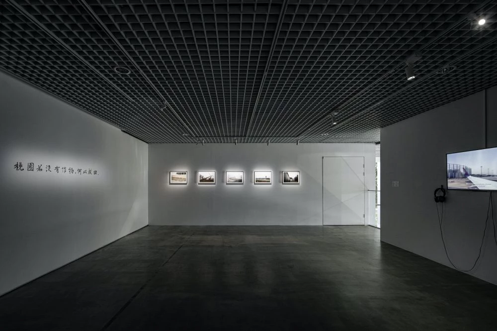 不侷限美術館的既定框架，北師美術館透過全新展覽 《亂流：半睡飛行夢》 ，將館內打造成機場航廈大廳，策展人張文豪、黃羿瑄及黃銘樂以「天空、飛行、航空、機場」為出發點，攜手來自南韓、香港與台灣的九位藝術家，透過影像、聲音裝置、雕塑、繪畫、文件等媒材，探討當代飛行經驗如何體現於個人的身體、情感及記憶，重塑社會景觀與在地文化。
