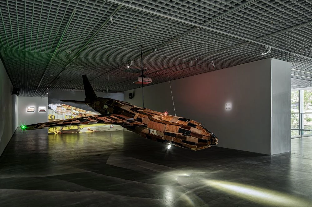 不侷限美術館的既定框架，北師美術館透過全新展覽 《亂流：半睡飛行夢》 ，將館內打造成機場航廈大廳，策展人張文豪、黃羿瑄及黃銘樂以「天空、飛行、航空、機場」為出發點，攜手來自南韓、香港與台灣的九位藝術家，透過影像、聲音裝置、雕塑、繪畫、文件等媒材，探討當代飛行經驗如何體現於個人的身體、情感及記憶，重塑社會景觀與在地文化。