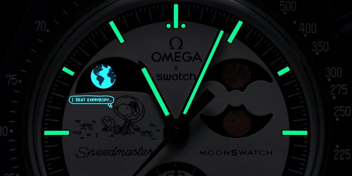 更妙的是,在紫外光下還能顯現隱藏短語,悄悄致敬 Omega 首支登月錶 Moonwatch 的開拓精神,也象徵著對突破與想像的無限推崇。