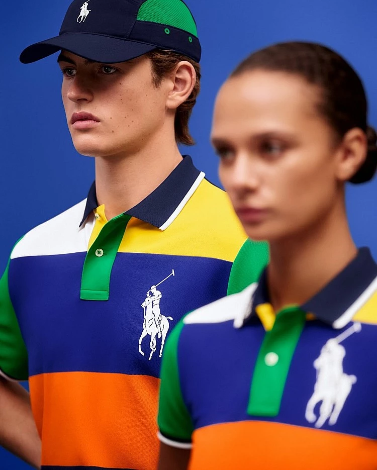 Polo衫的名稱源自19世紀末的馬球運動（Polo）。當時英國軍官將馬球引入印度，比賽時所穿的傳統長袖襯衫因厚重而不便，逐漸被改良為輕盈、短袖並帶有翻領的運動上衣。這種設計也因此被稱為「Polo衫」。