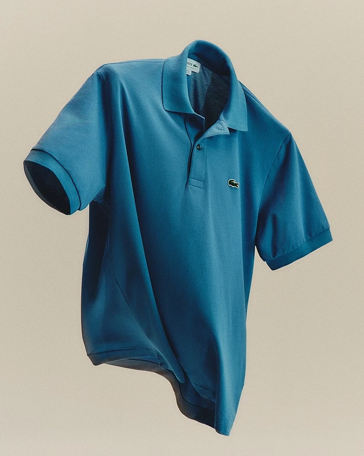 真正推動Polo衫普及的關鍵人物，是法國網球名將René Lacoste（雷內·拉寇斯特）。1926年，他在美國公開賽首次穿上以棉質珠地布（piqué cotton）製作的短袖翻領上衣，取代當時球員習慣的長袖襯衫與領帶，帶來前所未有的舒適性與運動感。1933年，Lacoste創立了以鱷魚標誌為識別的品牌，將這種設計推廣至全球，奠定Polo衫在運動與休閒服飾中的地位。後來，Ralph Lauren進一步將Polo衫從運動場帶入時尚文化。1972年，他以「Polo Ralph Lauren」系列推出多色經典款式，並賦予Polo衫「美式上流生活方式」的象徵意義。自此，Polo衫不僅是運動服，也是校園制服、職場休閒服，甚至高爾夫球與馬術等運動的指定服裝。
