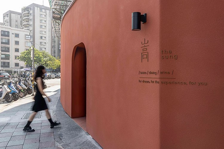 2025年初,尊鴻餐飲集團CEO陳詠翔親自帶領研發團隊走進首爾,在林熙元主廚的BUTŌ HANNAM進行深度交流,從技藝到文化逐步對話。
