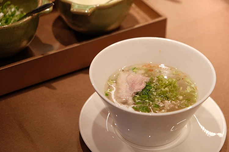 「古早味鵝湯麵」選用四公斤重的上等鵝肉,文火慢熬三小時,湯色清透卻香氣厚實,不靠繁複調味,只有剛剛好的鹹香,喚醒記憶裡那碗樸實的老味道。
