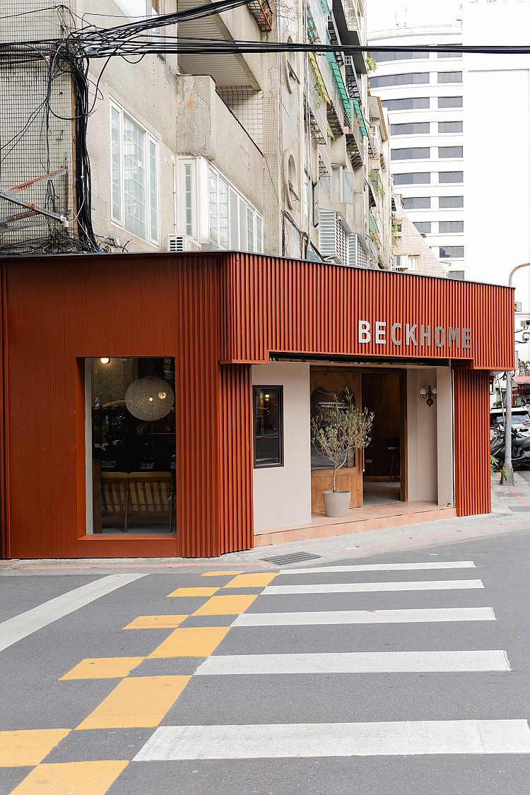 人氣療癒咖啡品牌「貝克宅 BECKHOME」新南京店正式開幕,以更成熟的空間語彙回應城市節奏。