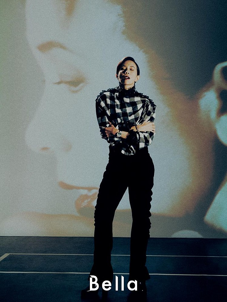 哪一首歌曲最能代表莫文蔚？Karen 答：或許是〈陰天〉。「這首歌太特別了，也是我跟李宗盛大哥合作的第一首歌。當時，很快地就錄好、回家了。我後來在想，這首歌為什麼這麼獨一無二，可能是因為自由。唱歌是內心的表達，如果你是很真誠的，我相信，觀眾是能聽出來的。」  另一首是刻骨銘心的曲目是〈忽然之間〉。「這首歌是寫給 921 大地震的。那時，想表達人很脆弱、很渺小。因為發生了不幸，我在唱的時候，會更針對這一件事情而詮釋。可是現在唱這首歌時，已有了不同的感觸。」