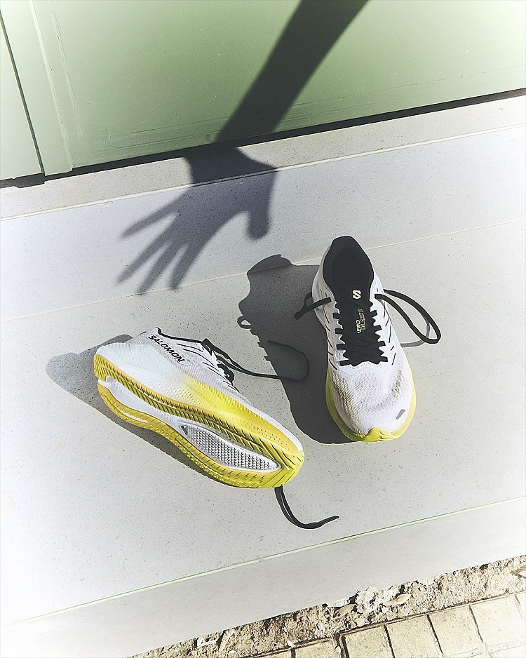 在跑鞋越來越「專門化」的時代，Salomon Aero Blaze 3 的魅力，正來自它的彈性定位。這是一雙為日常慢跑與多地形切換而設計的鞋款，不追求極端性能，而是把「好穿、穩定、實用」做到恰到好處。腳感偏向紮實柔韌，落地穩定、步伐乾脆，特別適合需要長時間跑動或訓練的人。