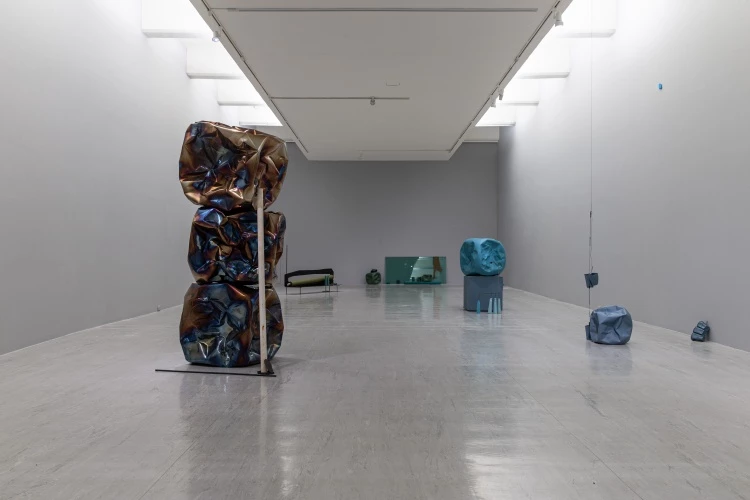 徐瑞謙在北美館展出《不發音字母—翻閱165頁厚度》
