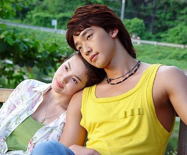 Rain 在 2002 年從 JYP 練習生身份推出首張專輯《Bad Guy》正式出道，以獨特的節奏感、性感舞蹈與充滿磁性的迷人嗓音受到矚目，2003 年第二張專輯《How to Avoid the Sun》以及主打歌〈It’s Raining〉讓他多了性感舞王的形象，到了 2004 年，他與宋慧喬搭擋主演的《浪漫滿屋》轟動全亞，成為韓劇影史重要之作。