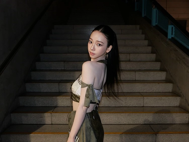 aespa Karina正式成為Chanel Beauty韓國品牌大使！下一個人間香奈兒來啦！早在演唱會上Karina抱著一束來自品牌的花束，便引發MY的揣測，這一次經由韓國媒體的拍攝及訪問中，証實這項消息，我們很期待後續的拍攝與活動出席！