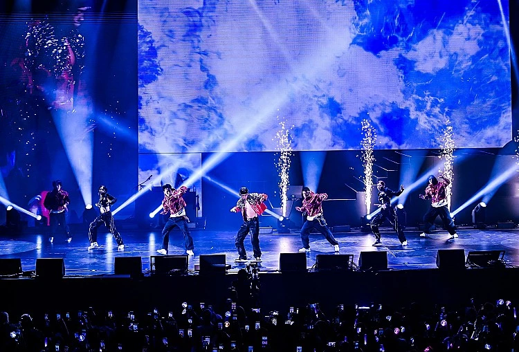 台北站成了 Rain 最新官宣的亞洲第一個地點，這次巡迴主題為「Encore 巡迴」，除了強調「二十年舞台經驗＋全新視覺設計」兩大概念，不僅將帶來升級版「Still Rainning」舞台，更以全新視覺特效、打造嶄新震撼演出，讓期待已久的「雨迷」再度沉浸在他融合力與美的極致舞台魅力中。