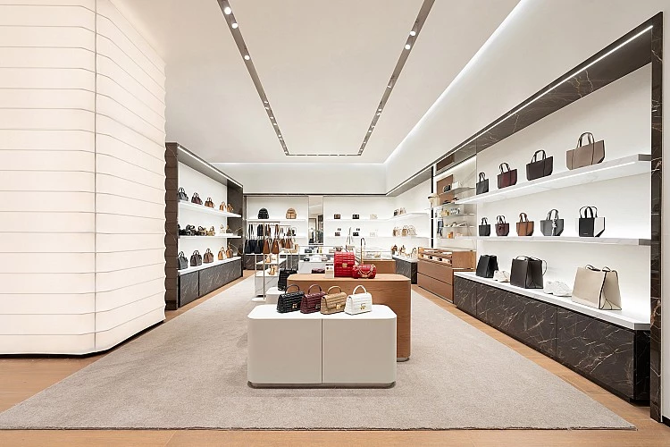 Michael Kors全台唯一旗艦店於2025年9月正式在台北101登場，店內以柔和米白、溫潤米色鋪陳，搭配橡木地板、拋光大理石與霧面金屬飾件，營造精緻卻溫暖的氛圍。