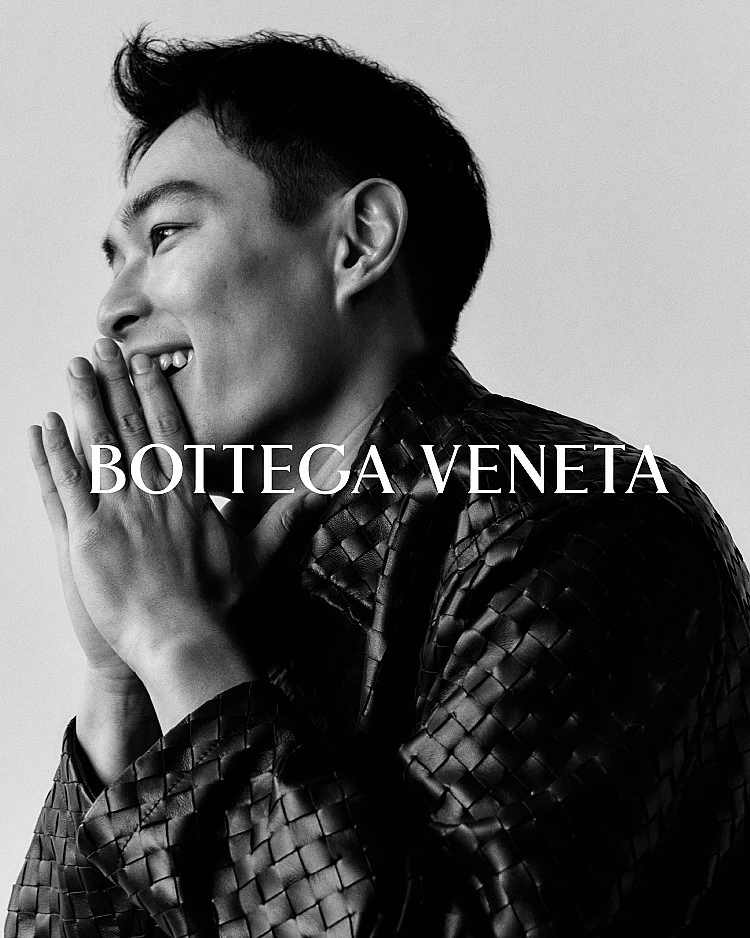 楊祐寧入鏡Bottega Veneta最新形象廣告！今年是Bottega Veneta經典Intrecciato皮革編織工藝50週年，最新形象廣告《Craft is our Language 匠藝吾言》再度釋出第二波影像。品牌透過「手勢」這個全球通用的語言，彰顯跨越世代與文化的交流力量，傳遞自1966年創立以來秉持的工藝精神與創意理念。