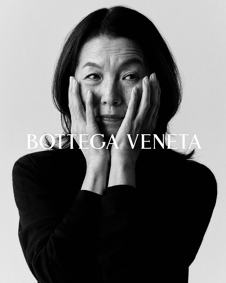 BV此次形象廣告由攝影師 Jack Davison 掌鏡操刀,邀來楊祐寧、Julianne Moore、宮澤理惠、藝術家Marcantonio Brandolini、音樂人Tyler、超模Vittoria Ceretti來演繹,透過演繹者的手勢,沒有過多的“秀產品”,而是用視覺語言展現品牌對50年工藝的精髓。