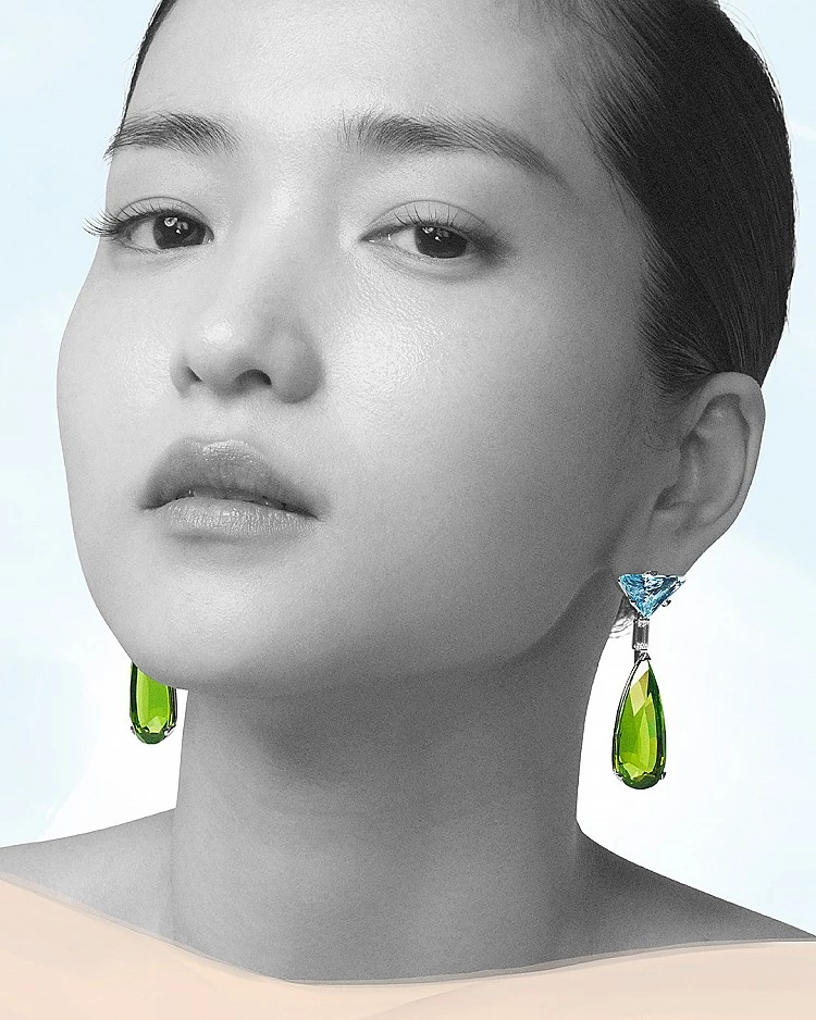 Prada正在把「珠寶」變成下一個增長引擎，最新發表的Couleur Vivante高級珠寶系列，由 Amanda Gorman、Maya Hawke、金泰梨三位女性領銜，以大膽色彩組合與經典幾何造型為核心，進一步鞏固在高端消費市場的布局。