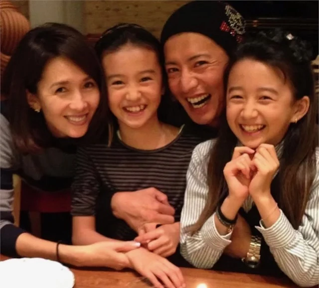 Kōki, 木村光希 2003 年出生於日本東京,父親是幾乎代表一整個日劇黃金年代的木村拓哉,母親則是 80、90 年代紅極一時的偶像歌手工藤靜香,光是家庭背景就注定從小備受關注,不過相較不少星二代很早曝光,木村家對兩個女兒的成長一直相對低調,木村光希也一直到青少年時期才正式走到鎂光燈前。她從小就接受國際化教育,也因為家庭環境的關係,讓她對音樂、表演與時尚都充滿興趣。