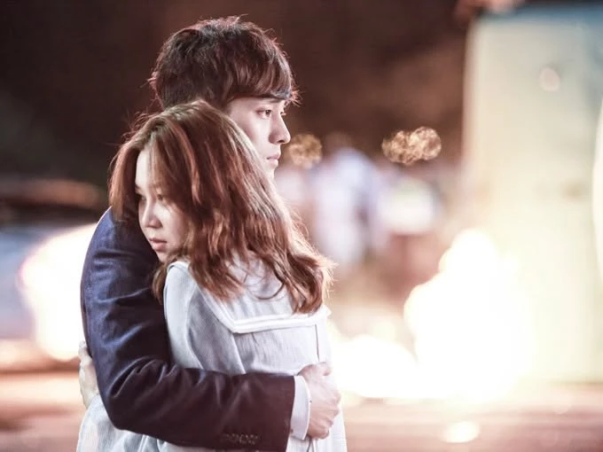 蘇志燮陸續主演《幽靈》、《主君的太陽》、《Oh My Venus》、《我身後的陶斯》等熱門韓劇,從愛情、懸疑到動作題材都能駕馭;近年更接連以《醫法刑事》、《無赦之仇》等作品展現成熟硬派魅力,成為兼具演技、動作實力與成熟氣場的代表性演員。