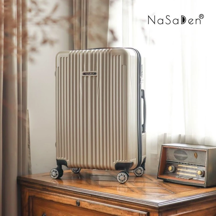  來自日本的NaSaDen，，以「夢想故事箱」為精神，品牌名靈感取自德國小鎮，融合日式精緻與歐式優雅，透過嚴謹工藝與鮮明外型，讓每一次出發都兼具品味。