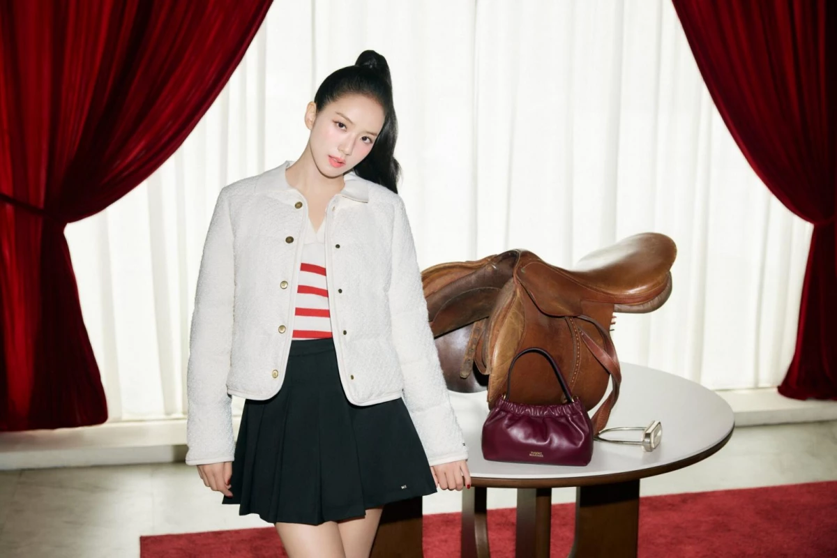 在多數人的印象裡,新年紅總是越多越好,但 Jisoo 這次示範的,反而是「紅色退一步」的穿法。她選擇以紅白條紋針織 Polo 作為內搭,讓紅色只存在於上半身的視覺焦點,既保留節慶象徵,也不會過度張揚。外層搭配象牙白絎縫外套,成功中和紅色熱度,也讓整體氛圍顯得清爽、乾淨。白色在這裡不只是陪襯,而是負責「降溫」與「定調」,讓紅色顯得更加細膩。下身搭配黑色百褶迷你裙與樂福鞋,則穩住整體比例,避免造型過度甜膩。這種配色邏輯特別適合過年走親訪友、需要長時間穿著的場合,不會因為顏色過重而產生視覺疲勞。對平常不習慣穿大紅的人來說,這是一個非常友善、也最不容易出錯的入門方式。