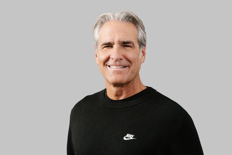 去年 10 月 13 日,Nike 前執行長 John Donahoe 卸任,隔日由在 Nike 服務逾 30 年的 Elliott Hill接任。Hill 憑藉深厚的品牌行銷與營運經驗,帶領Nike邁向新階段。