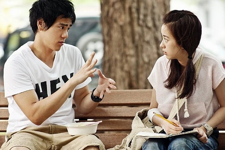 2009 年上映,由彭于晏、陳意涵與陳妍希主演的電影《聽說》,故事講述一名幫家裡便當店送餐的大男孩天闊,意外接觸到聽障游泳選手小朋與秧秧,逐漸走入以手語與肢體溝通的世界,並在安靜互動中產生情感連結。