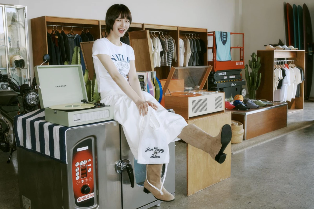 白色澎澎長裙本身自帶浪漫氣息，若搭配平底鞋容易流於甜美。但朴圭瑛選擇卡其棕色的西部剪裁短靴，立刻打破柔美氛圍，增添帥氣感。