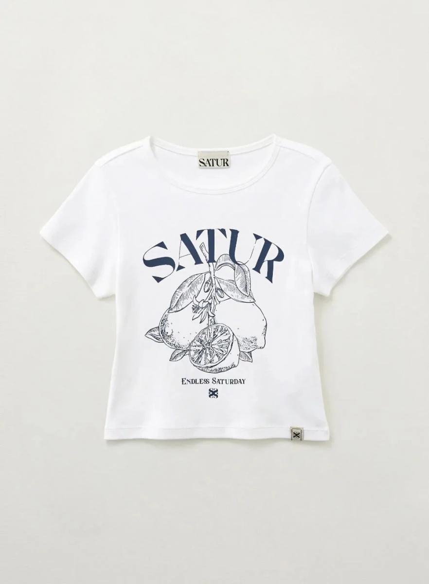 這件 T-shirt 可說是朴圭瑛的「心機武器」。短版剪裁俐落，正面檸檬手繪印花帶來夏日感，單穿就能吸引目光。
