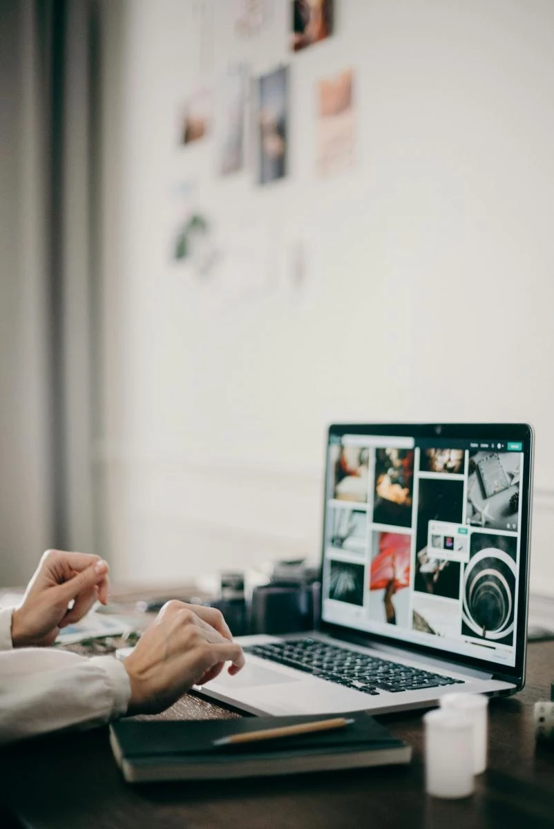 視覺設計對於提升履歷專業感至關重要。Canva 提供多款免費模板,操作直覺,適合初入職場的求職者;CakeResume 與 Yourator 則整合線上生成與分享功能,方便快速投遞。