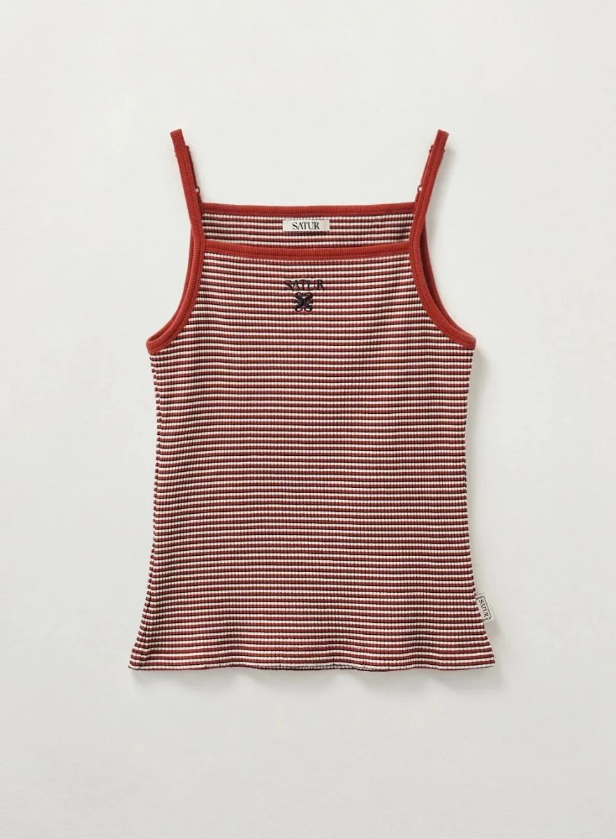 夏天必備的「小辣單品」。羅紋材質貼合身形，紅白條紋本身就很有視覺張力，不需要過多裝飾就能成為亮點。