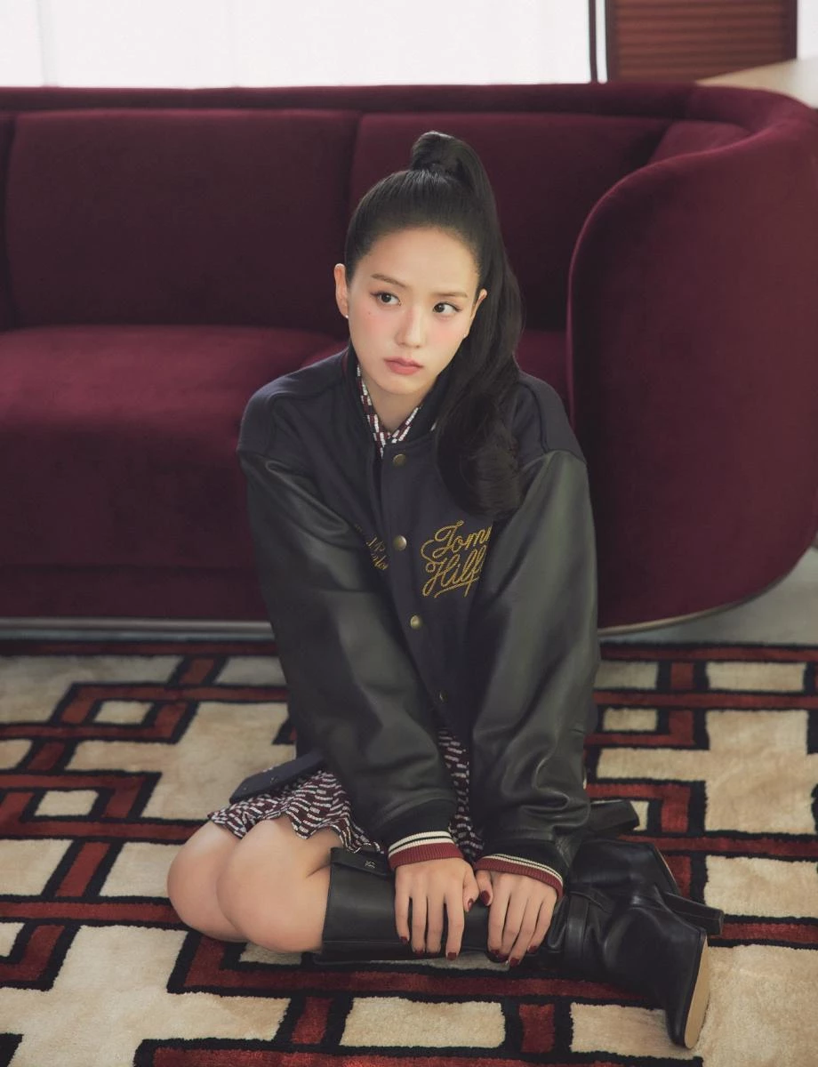從 Jisoo 這組造型中不難看出,她對配色的掌握相當克制而精準。整體視覺幾乎圍繞在「紅、白、藍黑」三個核心色系之內,沒有多餘色彩干擾,反而讓每一件單品都能被清楚看見。藍黑色外套作為主體,穩住整體氣場;紅色則透過內搭圖紋與空間中的色調相互呼應,低調點出節慶氛圍;象牙白負責提亮與平衡,使畫面不顯厚重。即便混搭皮革、針織等不同材質,因為色彩數量被嚴格控制,整體依然乾淨協調,也更加耐看。這正是過年穿搭最實用的關鍵,顏色不必多,只要彼此有連結,就能穿出精緻又不費力的新年好感度。