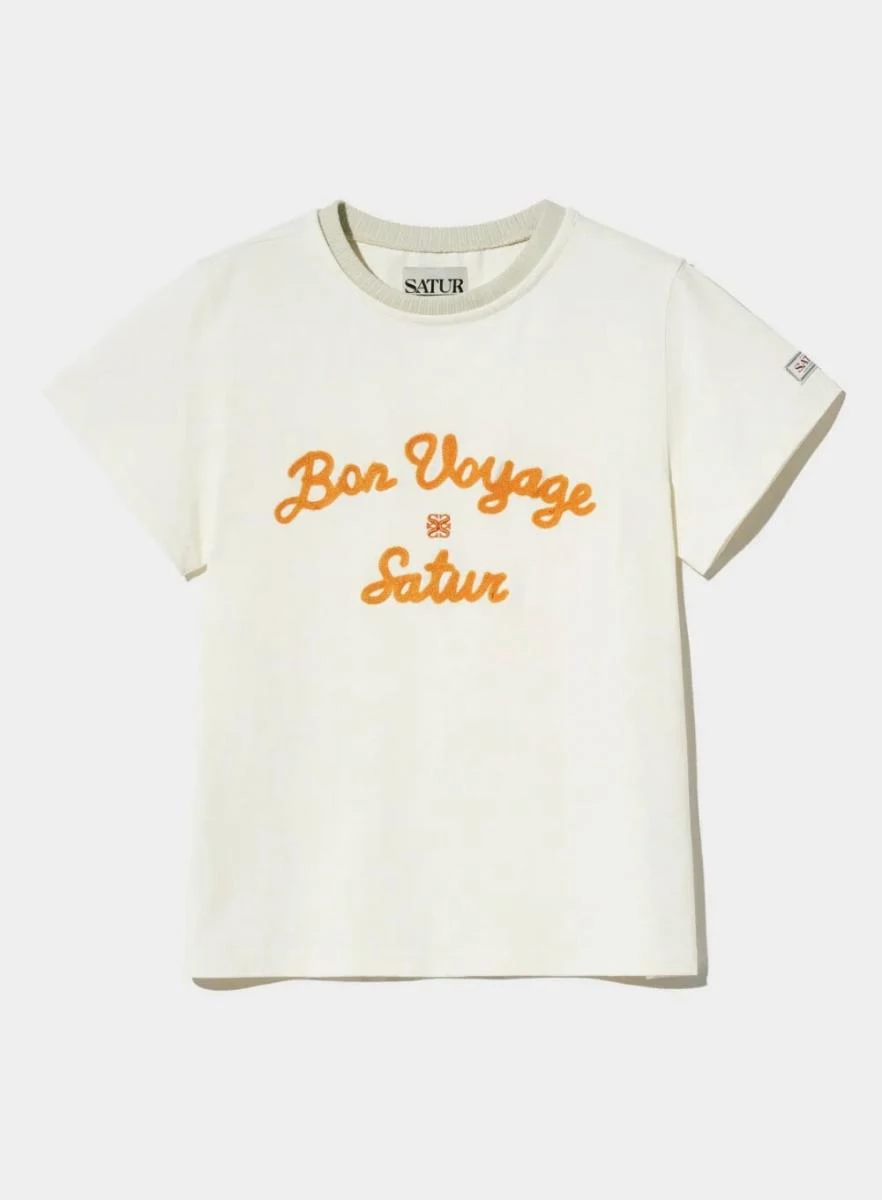 看似簡單卻極具設計感的一款。正面「Bon Voyage」字樣以刺繡工藝呈現，讓字母有了立體感和高級氛圍。